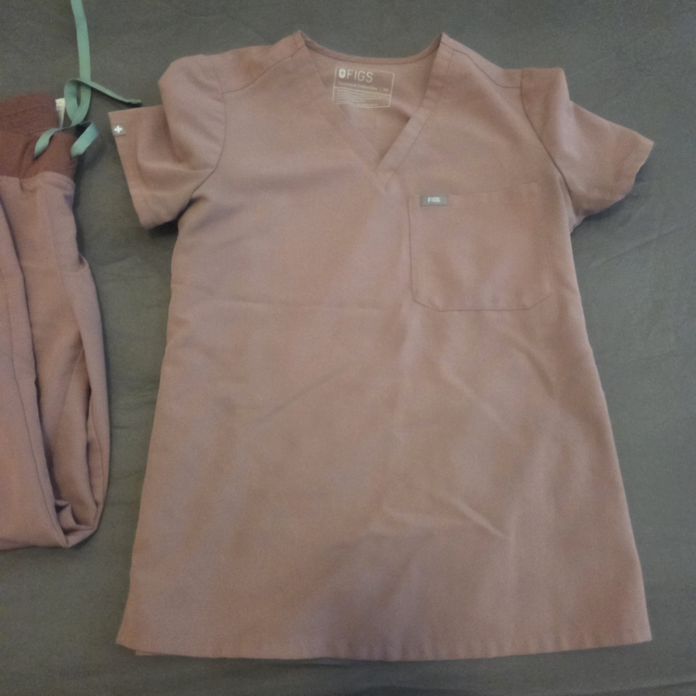 FIGS Womans Mauve Rose V-neck Scrub Top